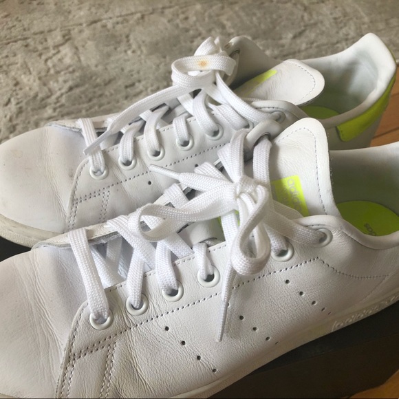 Like new 9/10 Adidas Rare Limited edition mens Neon lime Stan Smiths in SZ 8.5!! - Picture 3 of 10